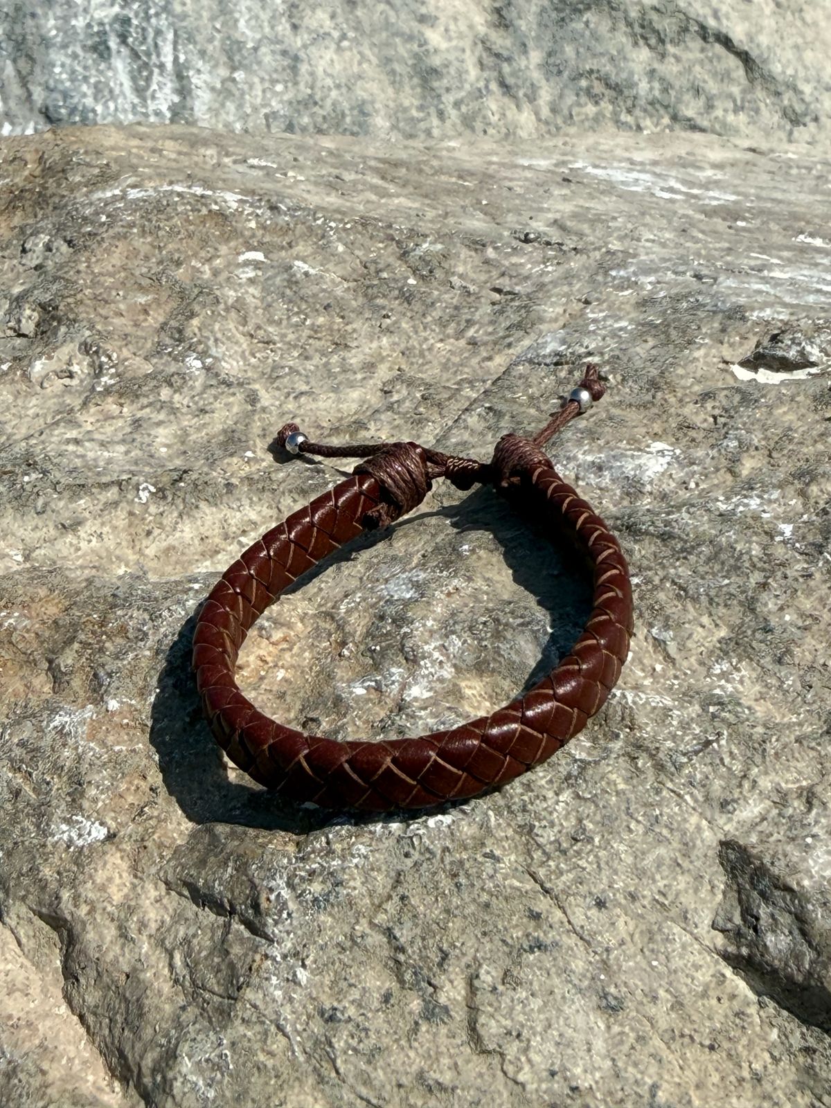 Pulsera de cuero trenzada marrón ajustable