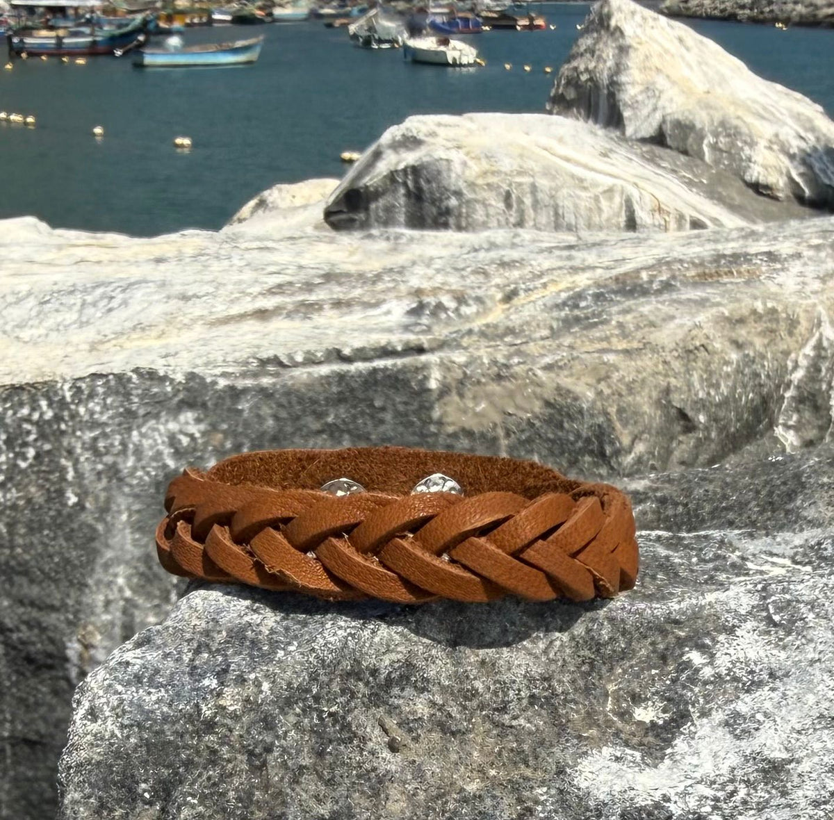 Pulsera de cuero trenzada marrón con 2 broches