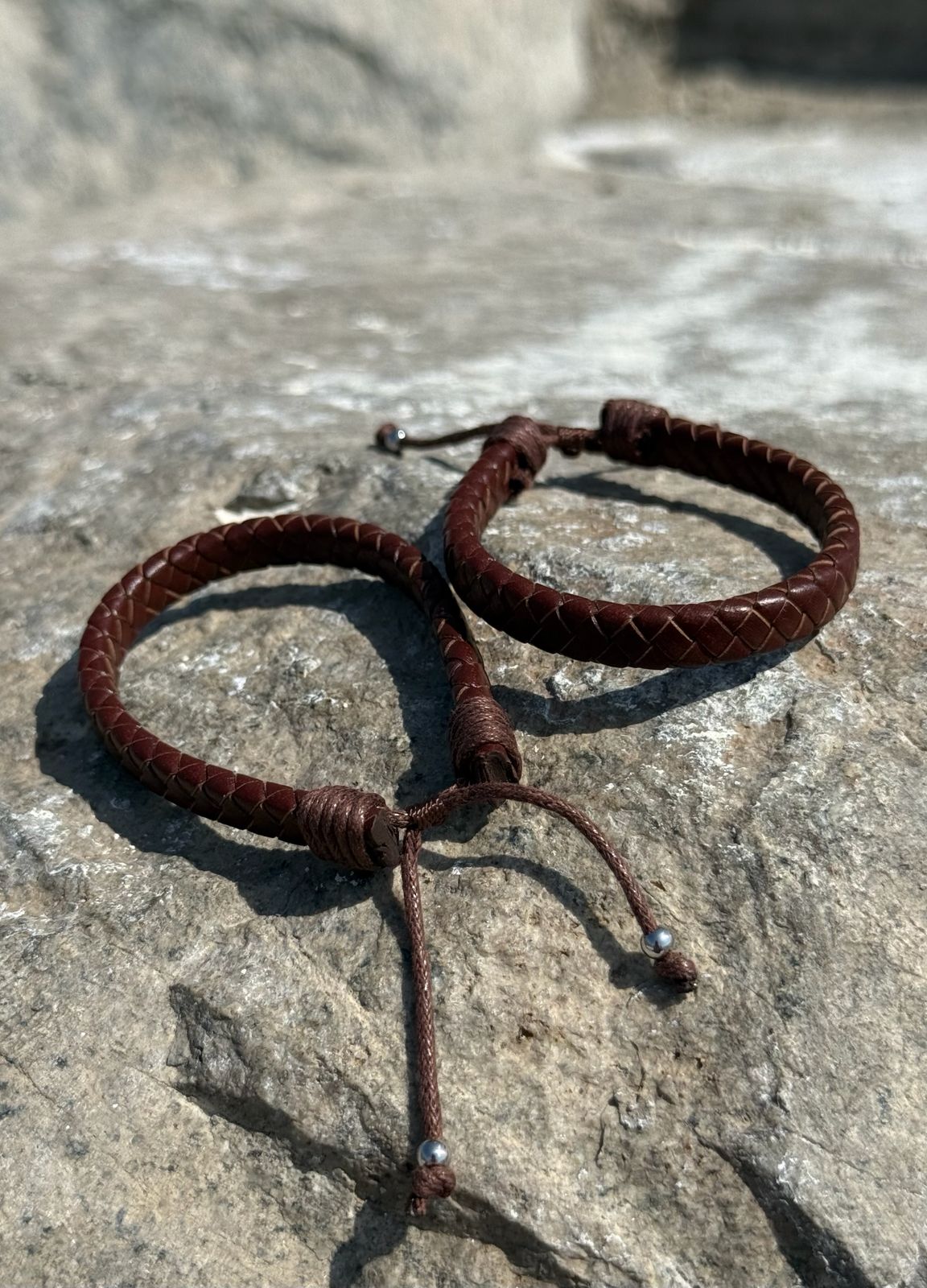 Pulsera de cuero trenzada marrón ajustable