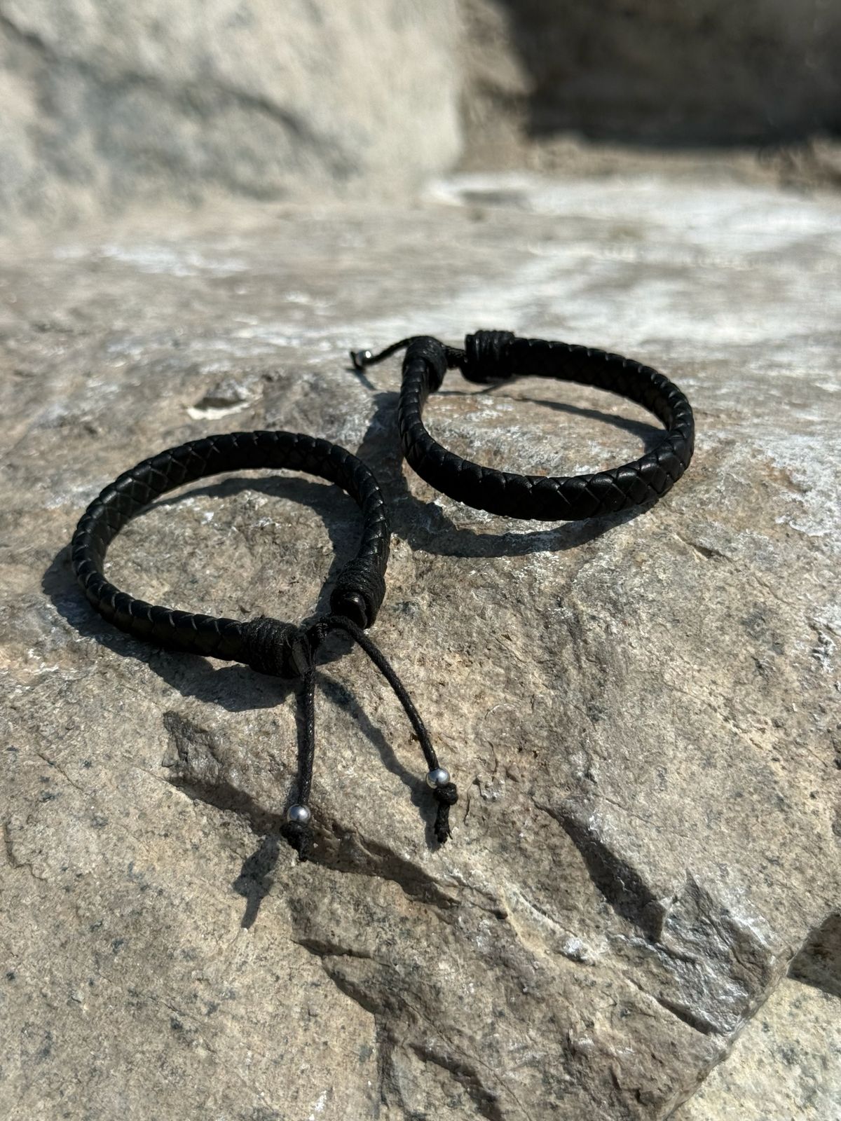 Pulsera de cuero trenzada negro ajustable
