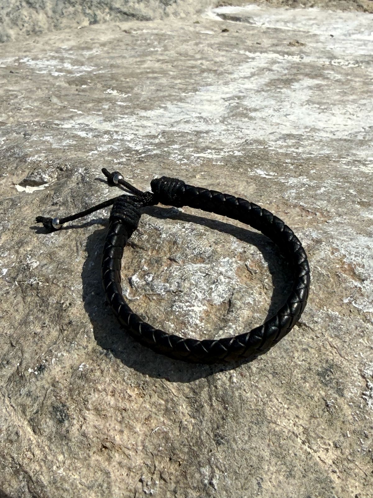 Pulsera de cuero trenzada negro ajustable