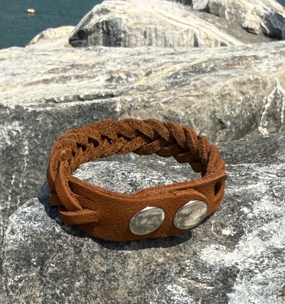 Pulsera de cuero trenzada marrón con 2 broches