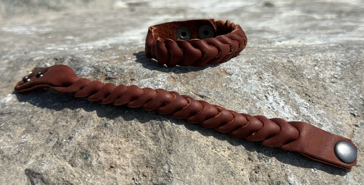 Pulsera de cuero trenzada marrón/topo con 2 broches